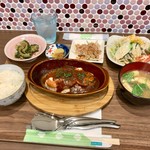 すざわ亭 - ポーク・トマト・モッツァレラの重ね焼きデミグラスソースとゴーヤとじゃこの甘辛煮定食(¥800)　ライス半分？