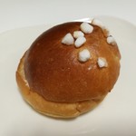 ブーランジェ エス・カガワ - ふんわりブリオッシュに練乳バタークリムをサンド、サントロペ180円