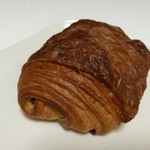 ブーランジェ エス・カガワ - 上品で香り高い仏ヴァローナ社のバトンショコラと繊細な生地が合う！パンオショコラ160円