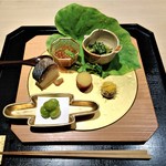 『八寸』～!! 中秋の名月をイメージし、芋の葉の上に新子(筋子)とツルムラサキの胡麻和え、鯖寿司、芋のミモレットチーズがけ、銀杏～♪(*￣∇￣)ﾉ