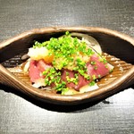 『わら焼きにした 戻りガツオ』～!! 脂ののった肉厚の戻りカツオの表面のみを軽く　わら焼きしたものにおろしとぽん酢がけ～!! わら焼きにしたから、わらを形取った器～♪(*￣∇￣)ﾉ 