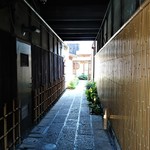 祇園 にしかわ - 外の玄関を入ると、お店の入口は さらに奥に進んだところにある～♪(*￣∇￣)ﾉ