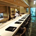 祇園 にしかわ - 檜で造られた高級感溢れる白っぽいカウンター席～♪(*￣∇￣)ﾉ