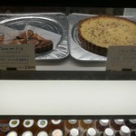 ブーランジェ エス・カガワ - 冷蔵ケースには生キャラメル入りタルトシュクレ（ホール売り限定）や、いちじくタルトなど