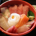 まかない丼はいわゆる海鮮丼だ