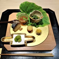 祇園 にしかわ - 『八寸』～!! 中秋の名月をイメージし、芋の葉の上に新子(筋子)とツルムラサキの胡麻和え、鯖寿司、芋のミモレットチーズがけ、銀杏～♪(*￣∇￣)ﾉ