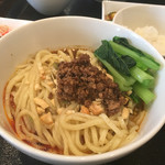 郷村居 - ◉汁無し担々麺
      もっちりした中太麺に肉そぼろが絡み、うまい。大きめに砕かれたピーナッツの食感も良い。
      激しさは無いが、しっかり山椒も効いている。