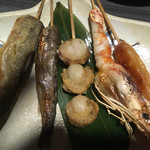 離れ情緒・朝〆旬魚・日本酒 魚魚呑 - 魚の五串盛り。コマイ、シシャモ、ホタテ、海老、あとなんだっけな…全て旨かった！