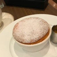 ダルマット 六本木ヒルズ店 - 季節のスフレ（マンゴー）とアールグレイ