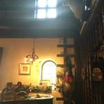 パペルブルグ - 窓から差し込む灯りと中世騎士の鎧