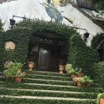 パペルブルグ - 壁に描かれるのは夜空を飛ぶ魔女。中世ドイツグリム童話世界はこのツタ階段を上って始まる 