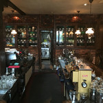 パペルブルグ - 奥の棚にはコーヒーカップ