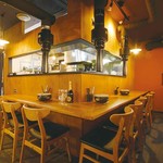 炭火焼肉 康 - 店内カウンター席（金沢情報より引用）