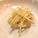 f - オコゼ。リンゴとグレープフルーツだったかな？/絶妙な焼き加減と組合せが絶品