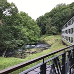 ラビスタ阿寒川 - 森の中の阿寒川沿いに建てられた宿泊棟