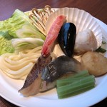 ラビスタ阿寒川 - 台の物：コタン鍋 ブイヤベース仕立て：ほっけ・めぬけ・帆立貝・ムール貝・津和井蟹・水菜・ロメインレタス・イエロートマト・山茶茸・軟白葱・螺湾蕗(わらんぶき)・芋餅・うどん・チーズソース