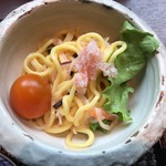 ラビスタ阿寒川 - 名物：ラーメンサラダ・春雨・人参・ひら茸・グリーンリーフ・ミニトマト・蟹・オーロラソース