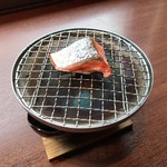 紅鮭は炭火で温めます