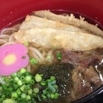 玉蔵 - 甘辛に炊いた牛肉にごぼうの天ぷら、とろろにかまぼこ・ネギとなかなか具沢山。
うどんは普通と細麺と選べます^ ^