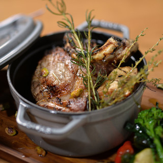 都内やヨーロッパでの有名店で修行を重ねた満足のお料理をご提供