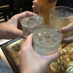 鉄板居酒屋 へらちょんぺ - なんかどんどん人数増えるいつものパターンやっ！そして急な食べロガーな乾杯の強要に、芋ロックなみなみすぎてこぼしてしもうてるわっ！