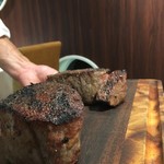 神戸牛炉釜炭焼ステーキ IDEA - テーブルでカット