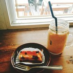 ジバゴ コーヒー ワークス オキナワ - アイスカフェラテとブルーベリーチーズケーキ