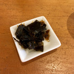 讃岐うどん はるしん - 取り放題の昆布の佃煮
      卓上に置かれた容器から小皿に取り分ける。初めて食べたが、これもなかなかに美味しかった。