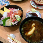 廻鮮寿し丸徳 - ランチの海鮮丼大盛(¥750)のセット
      ランチには魚のアラを使った味噌汁または赤だしが付く。今日は赤だしを選んだ。魚はカンパチだと思うが、たいへん美味しかった。この内容でこの価格はCP的にも優秀！