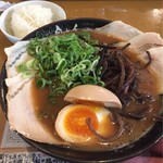 ラーメン 自由人 - 肉ラーメン800円・味玉（クーポン使用無料）
小ライス（ランチタイム無料）