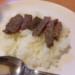 キッチン カトウ - ご飯の上にお肉がのっています！