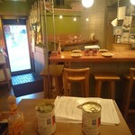 ワインの酒場。ディプント - 店内。キレイです。