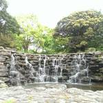 Monveru Nouyama Resutoran Raruju - 駐車場前にある手作りの滝です。