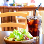 HINANO Resort Burger&Bar - セットのサラダ＆アイスコーヒー