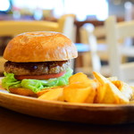 HINANO Resort Burger&Bar - ランチ　ハンバーガー＠税込1,000円：カメラ、引いてみました