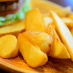 HINANO Resort Burger&Bar - セットのフレンチフライ。もちろん、アツアツ！
