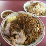 ラーメン荘 おもしろい方へ - 汁なしそば大750円（全部マシマシ）