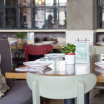 The Salted Pig - 昼3時前だったので客もまばらでした。いつもランチタイムや夜もかなりの人が入っています。みんな金持ってるなあ。。