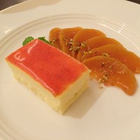 CINQ - チーズケーキとフルーツコンポート
                桃のコンポートが添えられてます^ ^