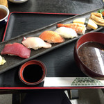 すしごはん 馬ん場 - 上にぎり寿司（1,260円税込）。八貫ですが、一貫ずつが大きくて、お皿がお盆からハミ出ています。