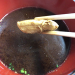 すしごはん 馬ん場 - 丼で出される赤出汁の中にはアラが入っています。