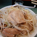 ラーメン二郎 - 豚は旨いっす！