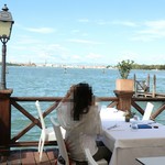 Essentiale - 白いテーブルクロスが素敵です♪