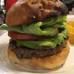 マンチズ バーガー シャック - アボカドチーズバーガー　1,350円。溢れんばかりのビジュアル。