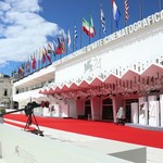 Essentiale - レッドカーペット