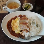 餃子酒場 たくちゃん - チーズ餃子カレーライス　850円