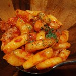 ビストロ チキート - 赤ワインで煮込んだチキンのアラビアータ 