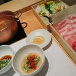 Hitorinabe Shabushabu Rizan - 牛ﾀﾝ·岡山豚しゃぶしゃぶｺ-ｽ2,160円→ﾗﾝﾊﾟｽ利用で1,000円に☆今回はﾗ-ﾒﾝを選択。麺を茹でて、めんつゆ?につけて頂くものです☆9/14