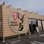 Menya Shizuru - 外観(駐車場めっちゃ広い)・・・トラックマンには良いお店