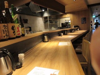 Hakatajidorisemmonryourifukueikumiai - 立て長いお店は既に美味しい「はかた地どり」を使った料理を食べようと多くのお客様で賑わってました。
                        
                        私は一人だったんでカウンターをお借りして昼食です。